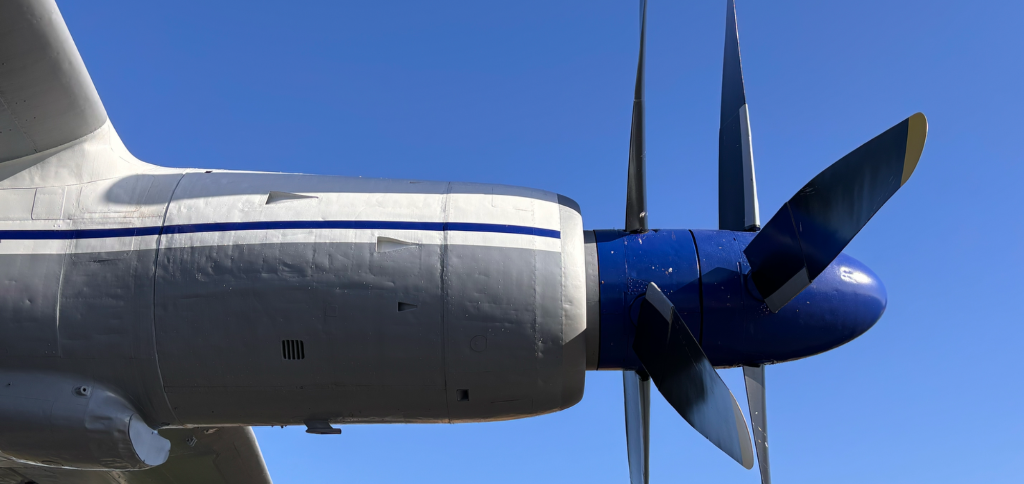 Antonov AN-22 Triebwerk Propeller und Triebwerk eines Flugzeugs vor blauem Himmel.