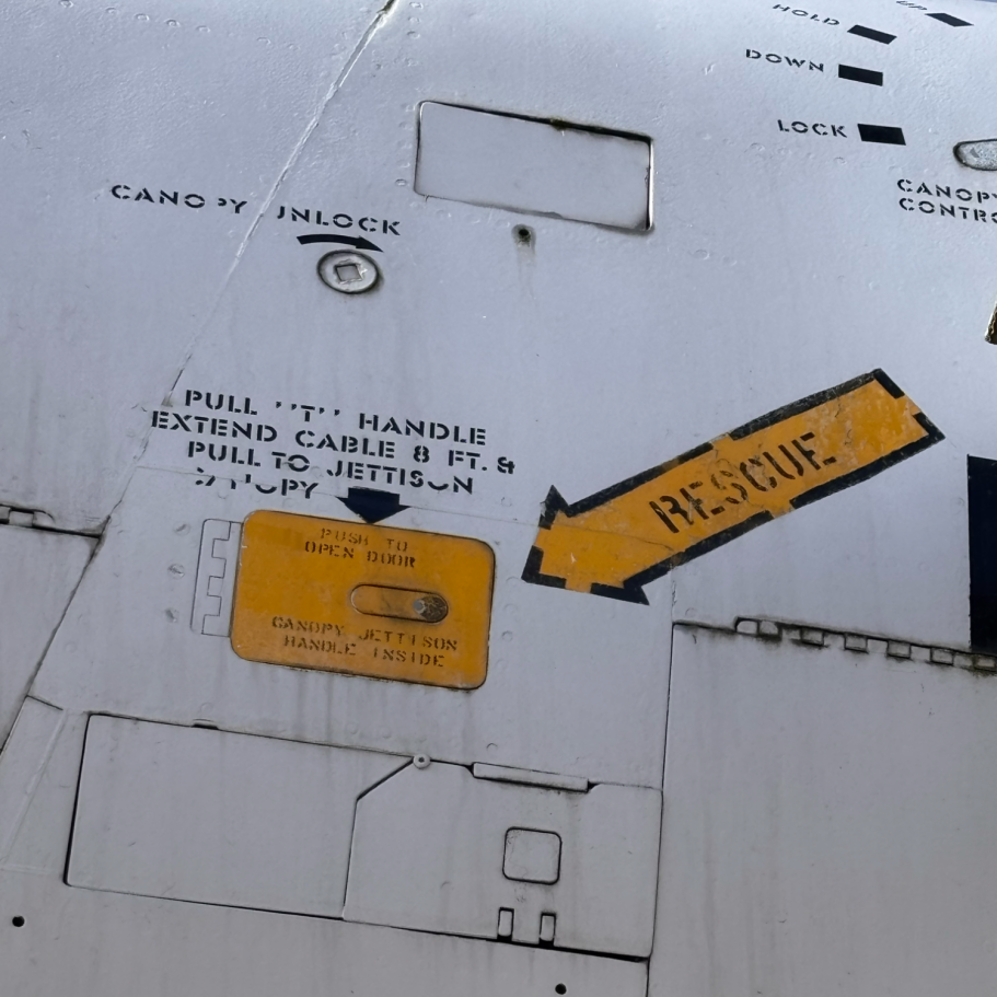 Rescue Markierung Kampfjet Nahaufnahme eines bemalten Panels mit einem Rettungshinweis und Warnaufkleber.