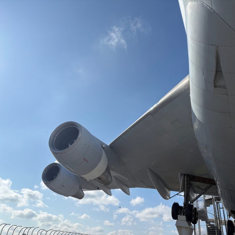 Tragfläche B747 Detailaufnahme eines Flugzeugtriebwerks unter einem großen Tragflächenabschnitt.